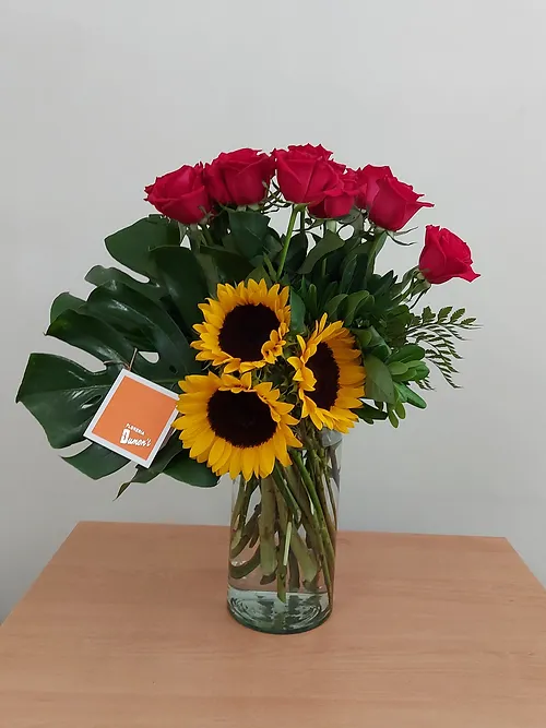 Arreglo 1 docena de rosas rojas con 3 girasoles